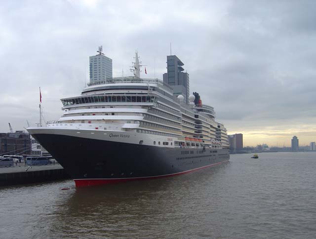 Cruiseschip ms Queen Victoria van Cunard Line aan de Cruise Terminal Rotterdam